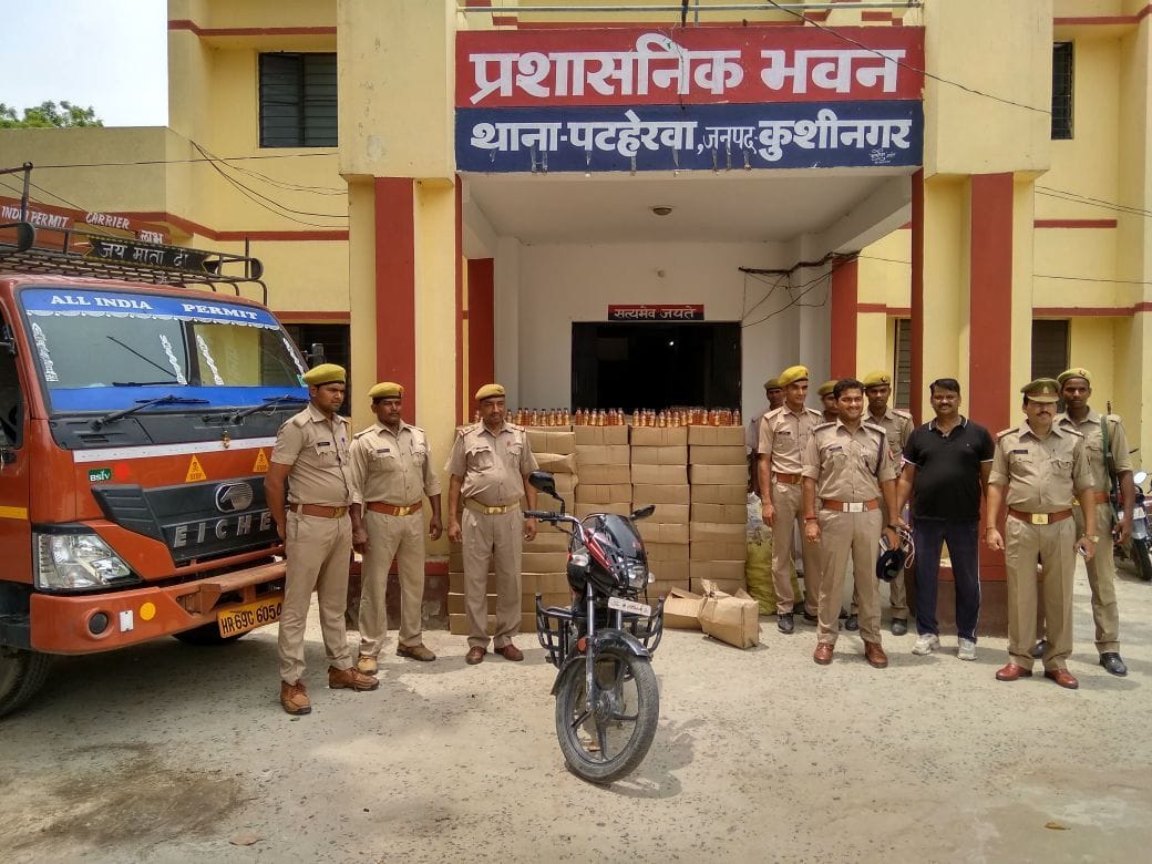 चौकीदार के घर पकड़ी गई अवैध शराब
