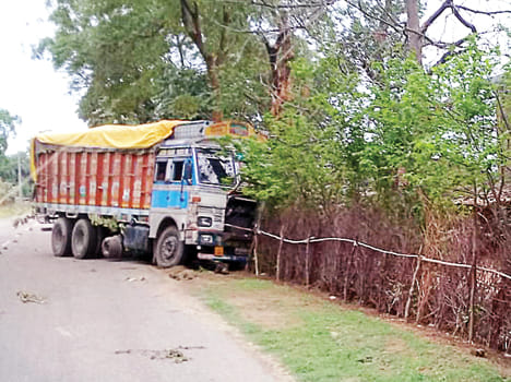 Auto collapses on auto collision, injures six