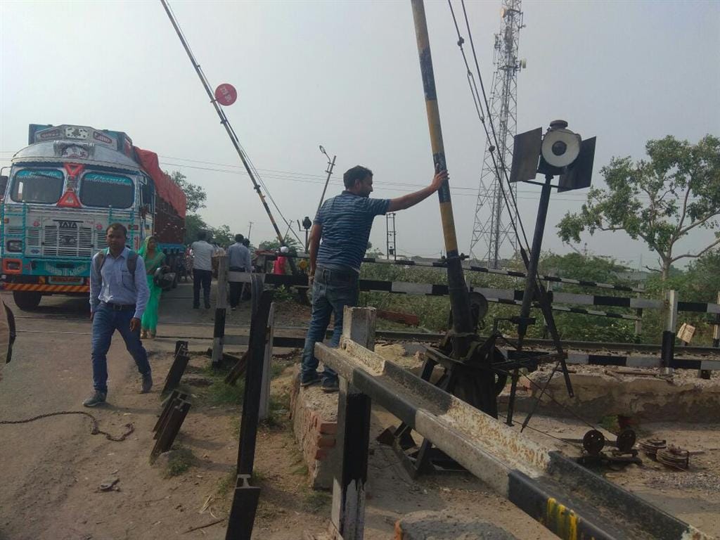 Jaipur-Lucknow Express escaped due to accident