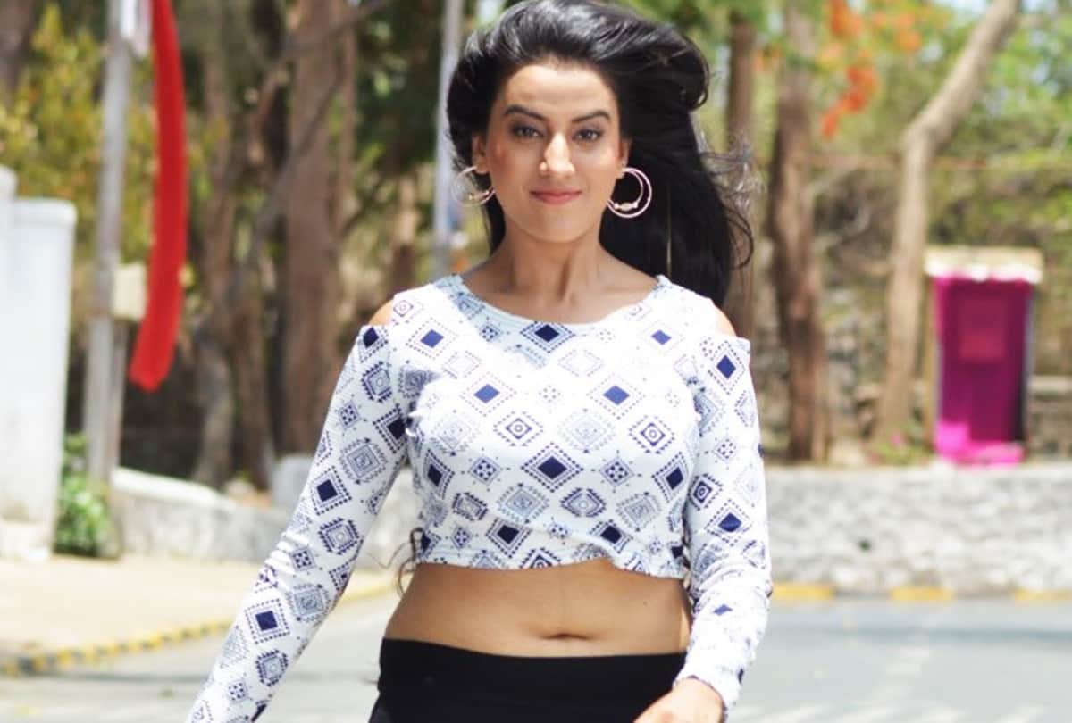 Akshara Singh Bhojpuri Actress Ruckus on Dance Performance at Bihar Many fans injured