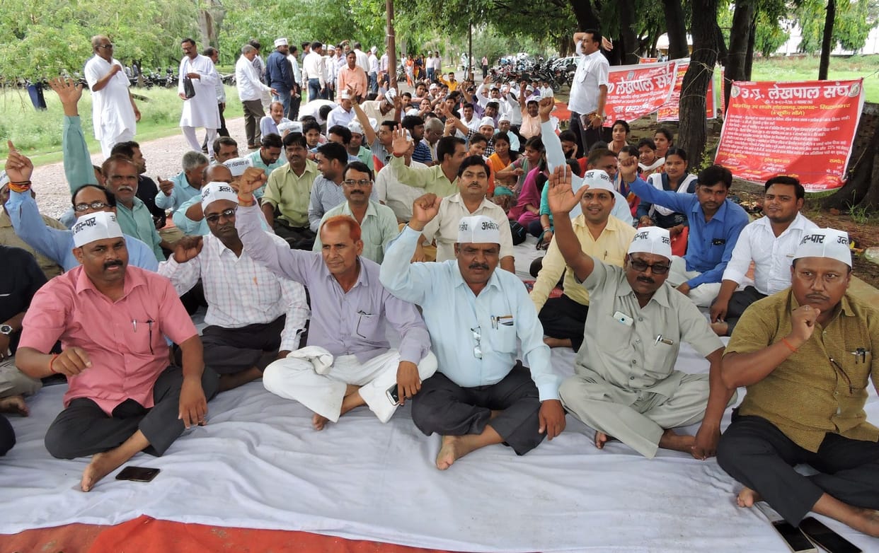 52 लेखपालों पर गिरी निलंबन की गाज