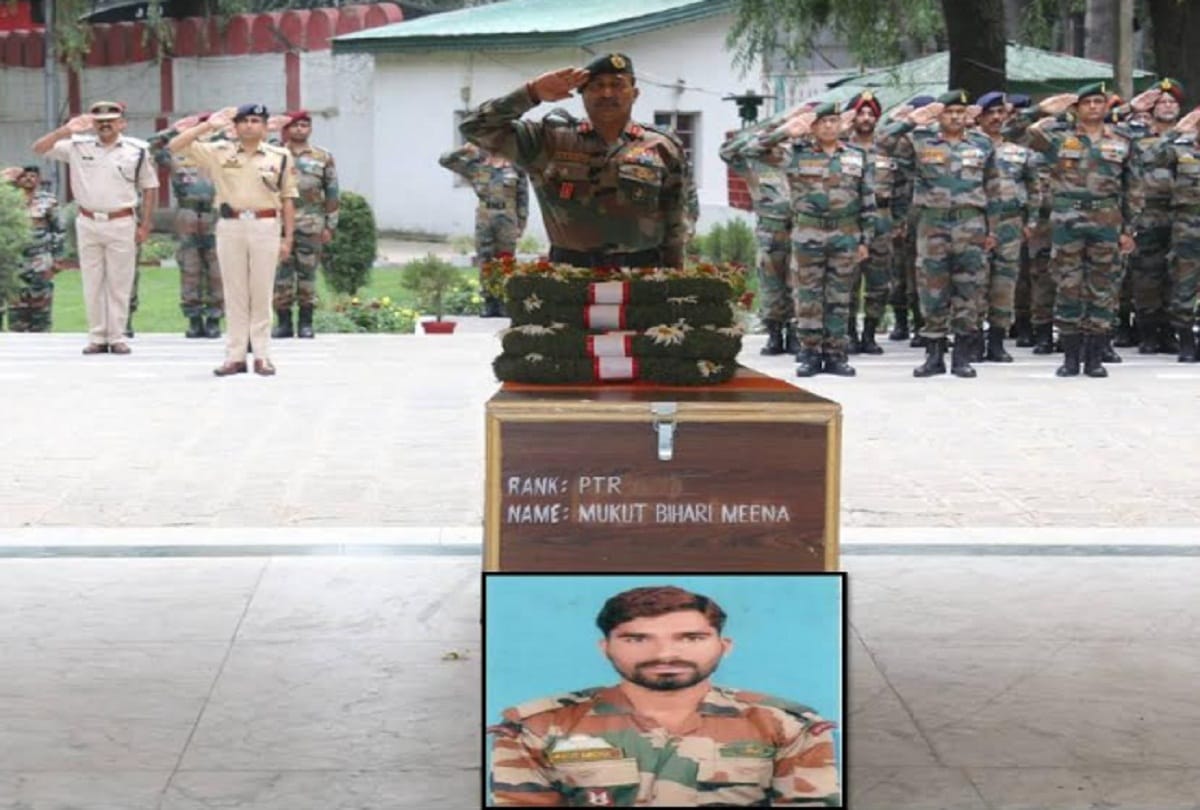 jammu kashmir in srinagar indian army gave last farewell to martyr jawan