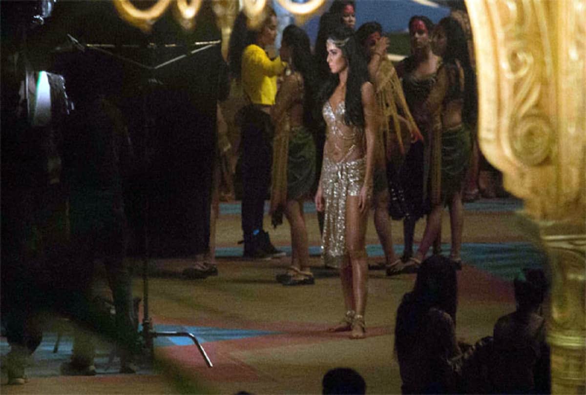 female fans misbehave with katrina kaif in canada