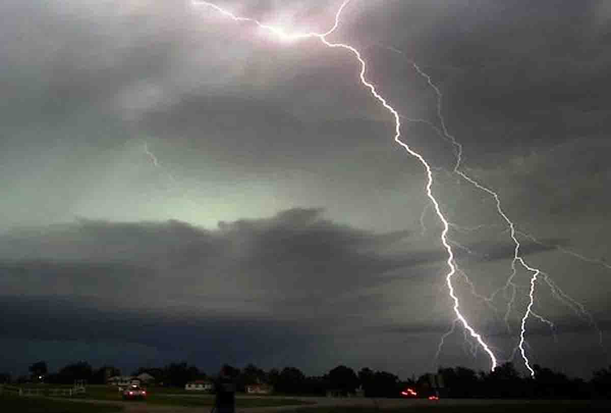 Cricket News: India west indies match 2nd t20 match stopped due to heavy lightning strikes