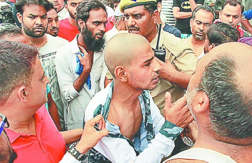 police ke saamne bheer ne lootere ko duna