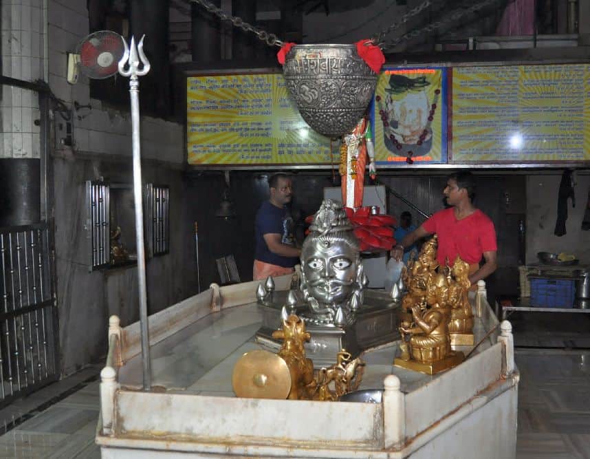 devotees gathering for performs shiv puja in temples