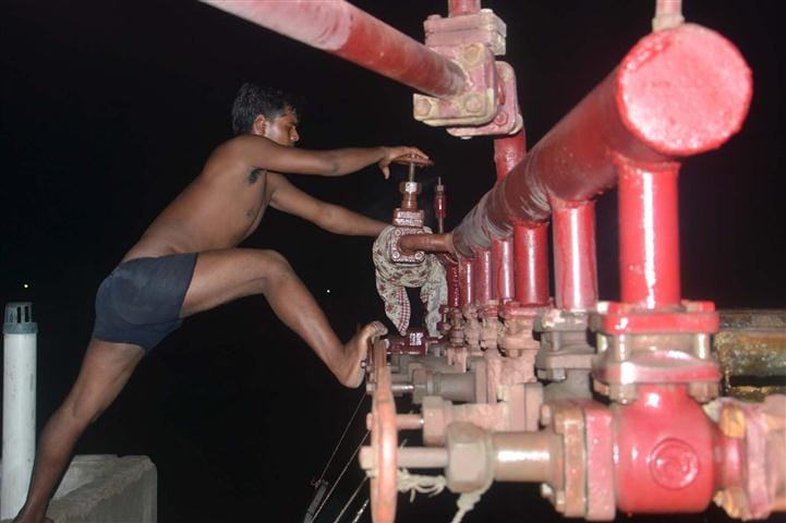 Panic in the colony with ammonia rigs in ice factory