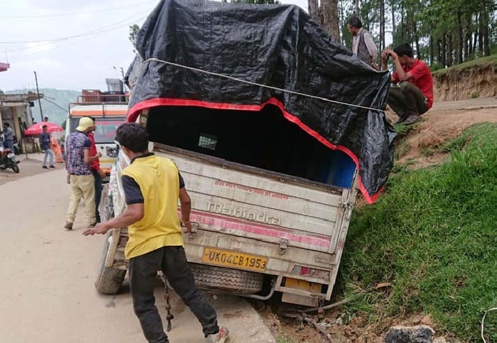 Jeep trapped in potholes, accident occurs