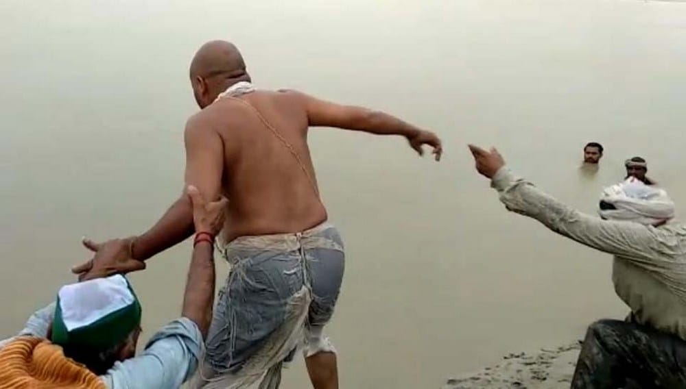 आंदोलनकारी ने घाघरा में लगाई छलांग