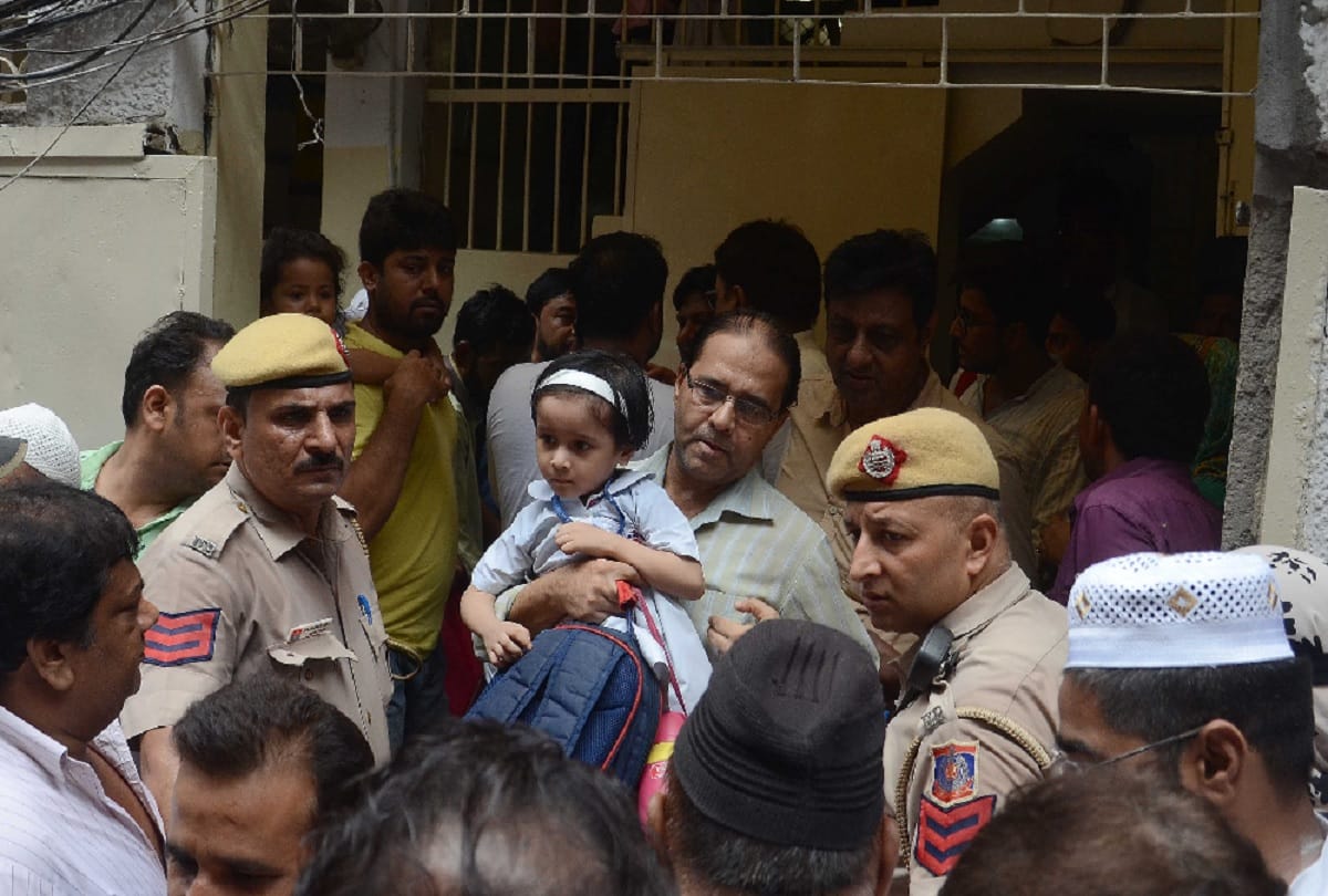 parents protest outside Rabea public school in delhi