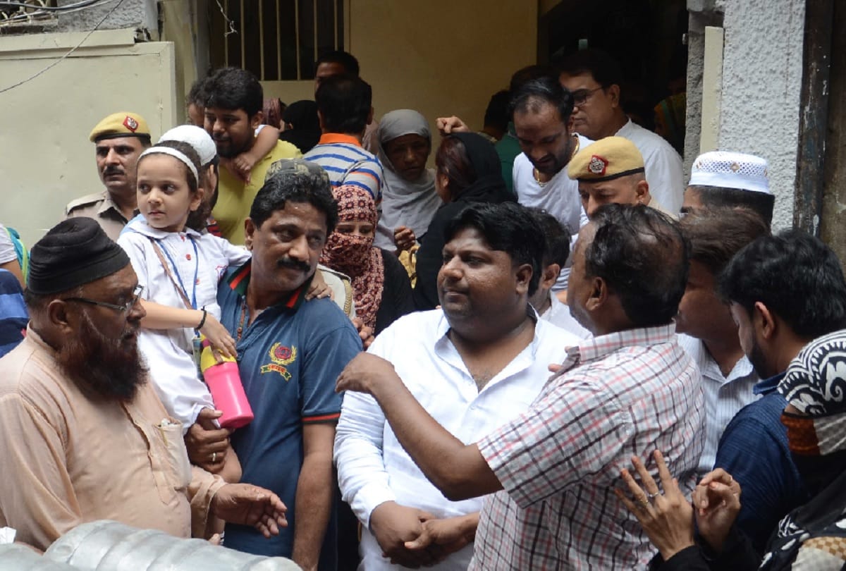 parents protest outside Rabea public school in delhi