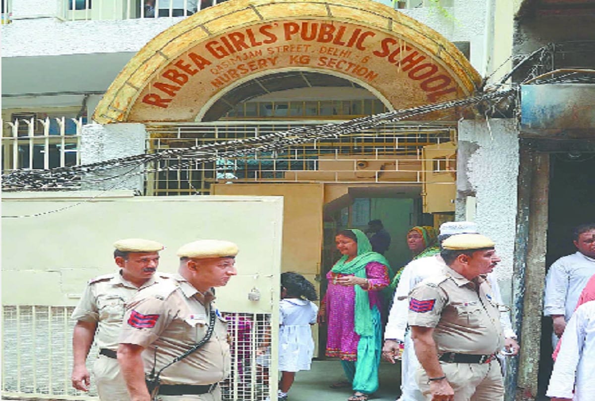 parents protest outside Rabea public school in delhi