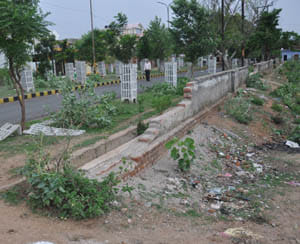 sarndha najr me na tnki ka pani