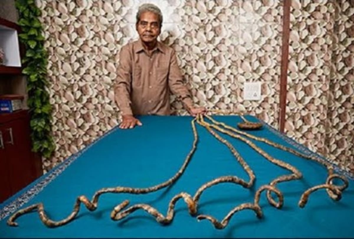 A man to cut his nails after sixty six years