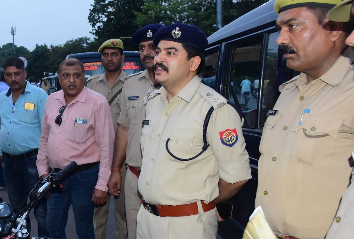 ssp kalanidhi inspected of vehicles checking in lucknow