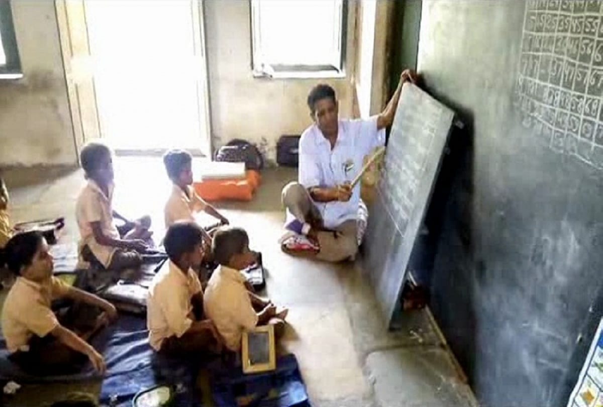 mobile will record the attendance of primary school and teachers and student