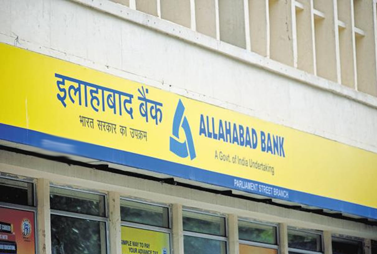 Three lakhs rupees of accidentally reached women's account