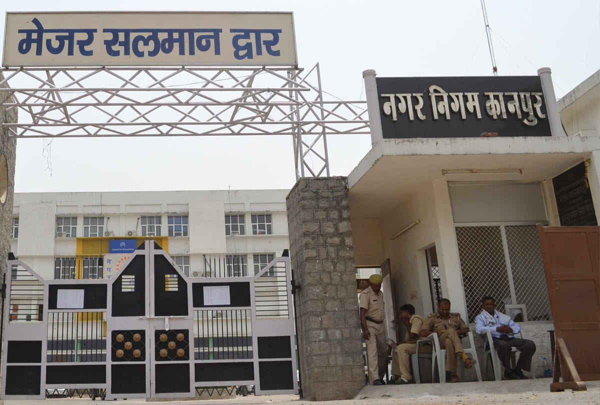 Three lakhs rupees of accidentally reached women's account