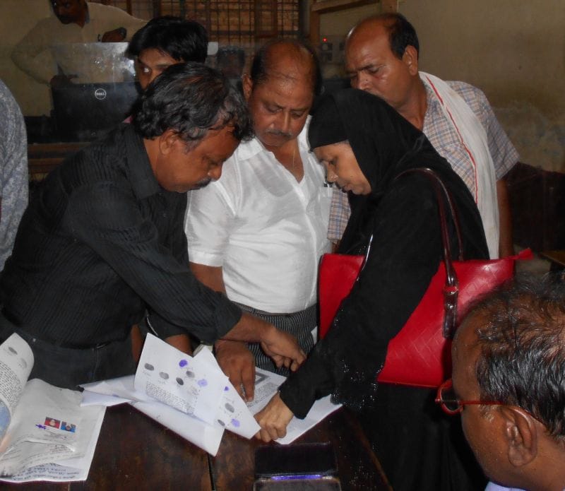 जमीनी विवाद को लेकर तहसील में हंगामा, पिस्टल पकड़ी