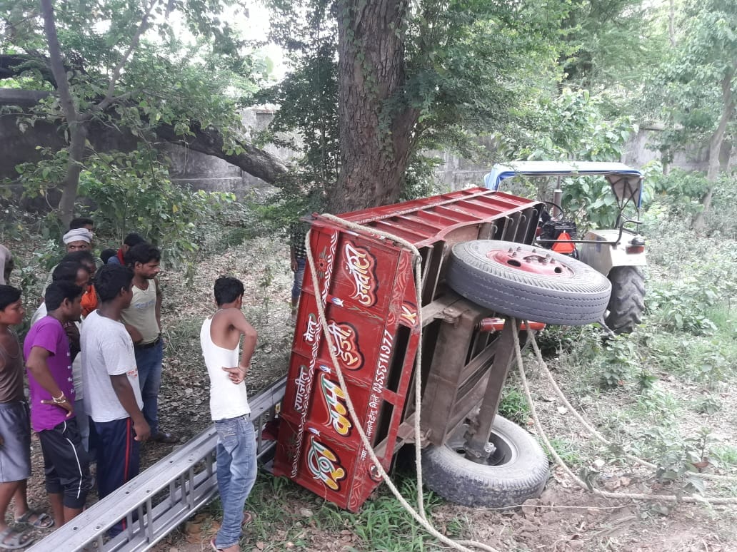 one killed and two injured in tractor accident at ballia