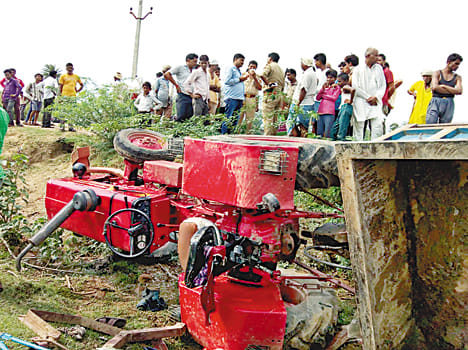 Tractor-trolley collapses in Khanti, worker's death