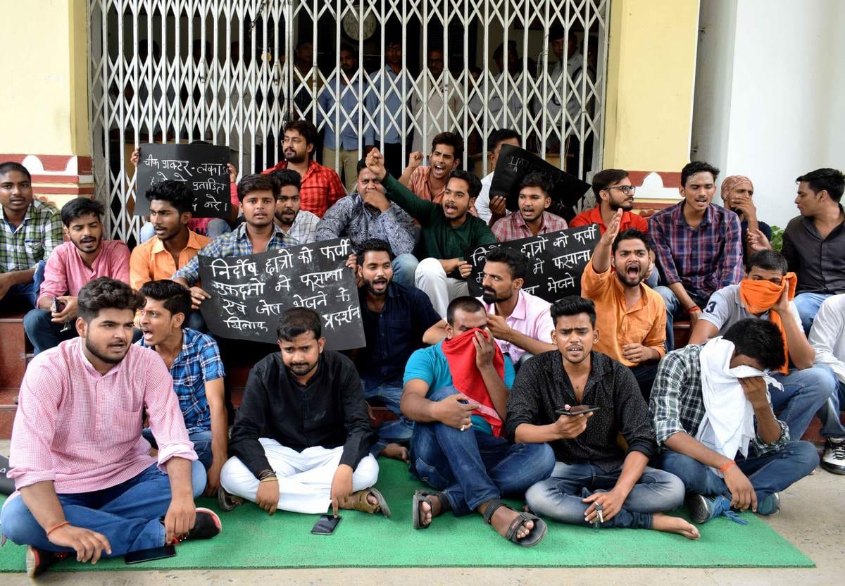 BHU student make protest against chief proctor