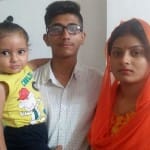 माता पिता के साथ ओम