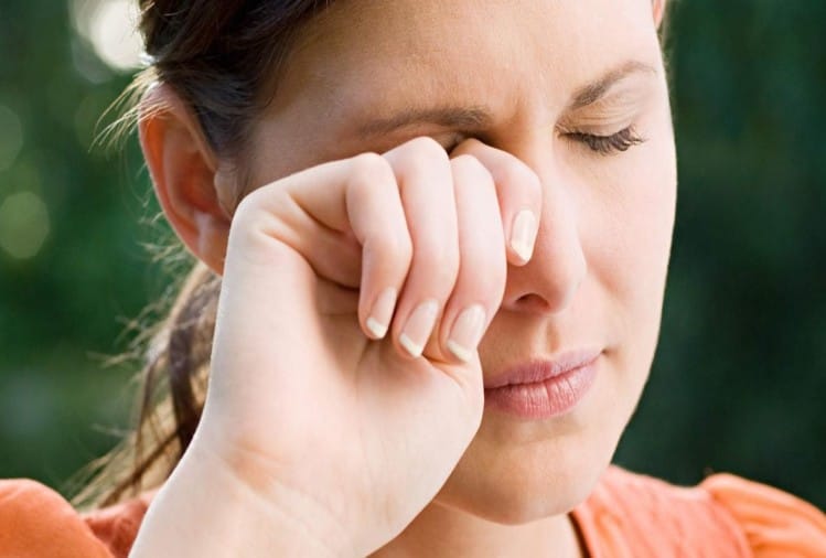 conjunctivitis pink eye symptoms causes and treatment, how to prevent eye flu in hindi