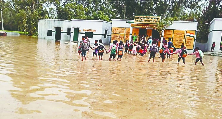 Schools get waterlogging so teachers leave