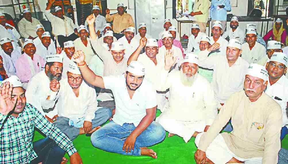 8 writers suspended on strike