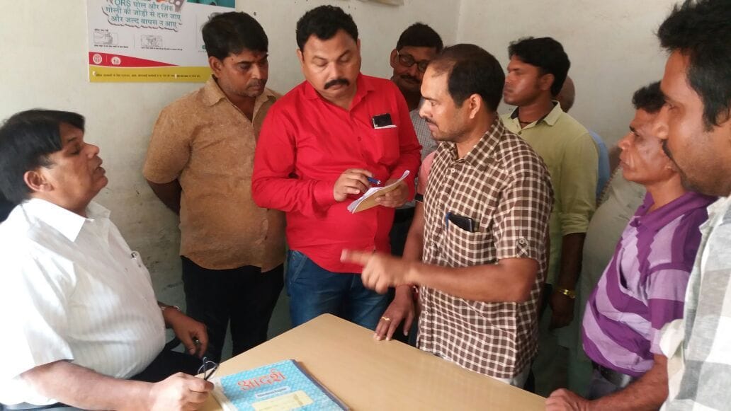 ड्यूटी से गायब मिले छह डॉक्टर, 23 कर्मचारी