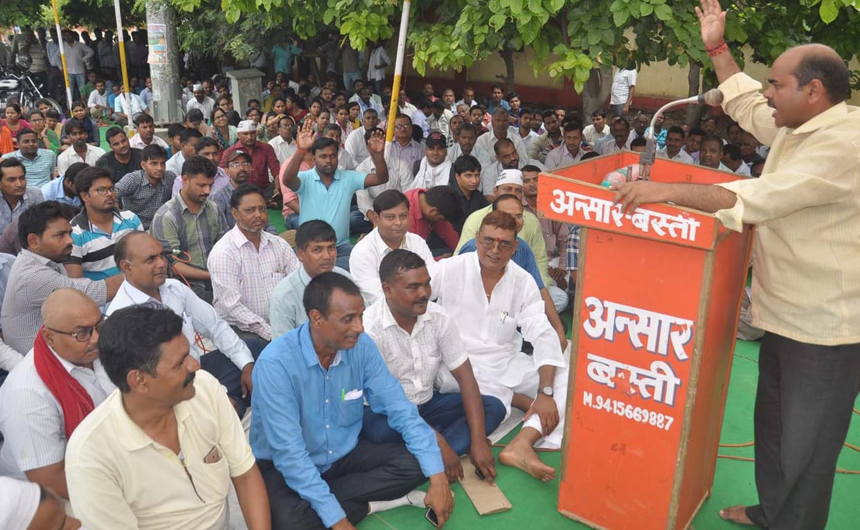 फ्रंटफुट पर प्रशासन, 10 लेखपाल निलंबित