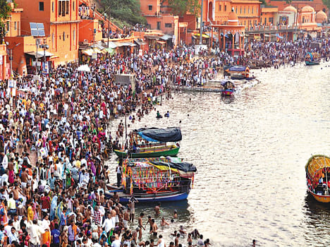 Dushyas dip the belief in Mandakini