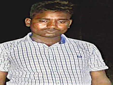 accused arrested who did fraud in police uniform