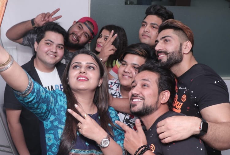 Many superstars of the music visit the Amar Ujala office today