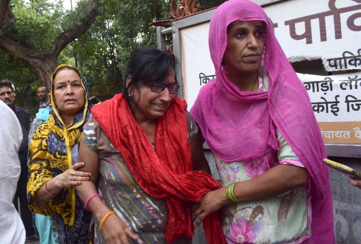 burari 11 deaths : forensic experts not agree with police theory says a whole family cant do this