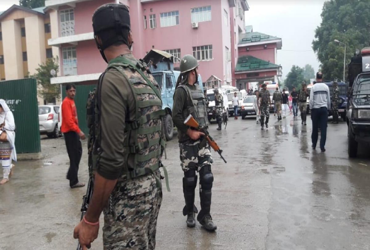 jammu kashmir anantnag militants attacked with grenade on crpf bunkers several injured
