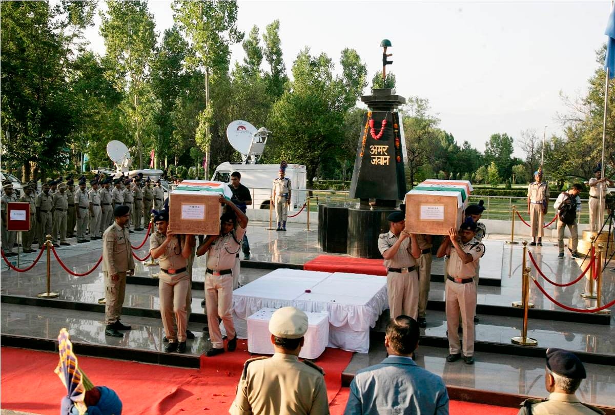 CRPF paid tribute to the two soldiers who were martyred in Anantnag attack jammu and kashmir 