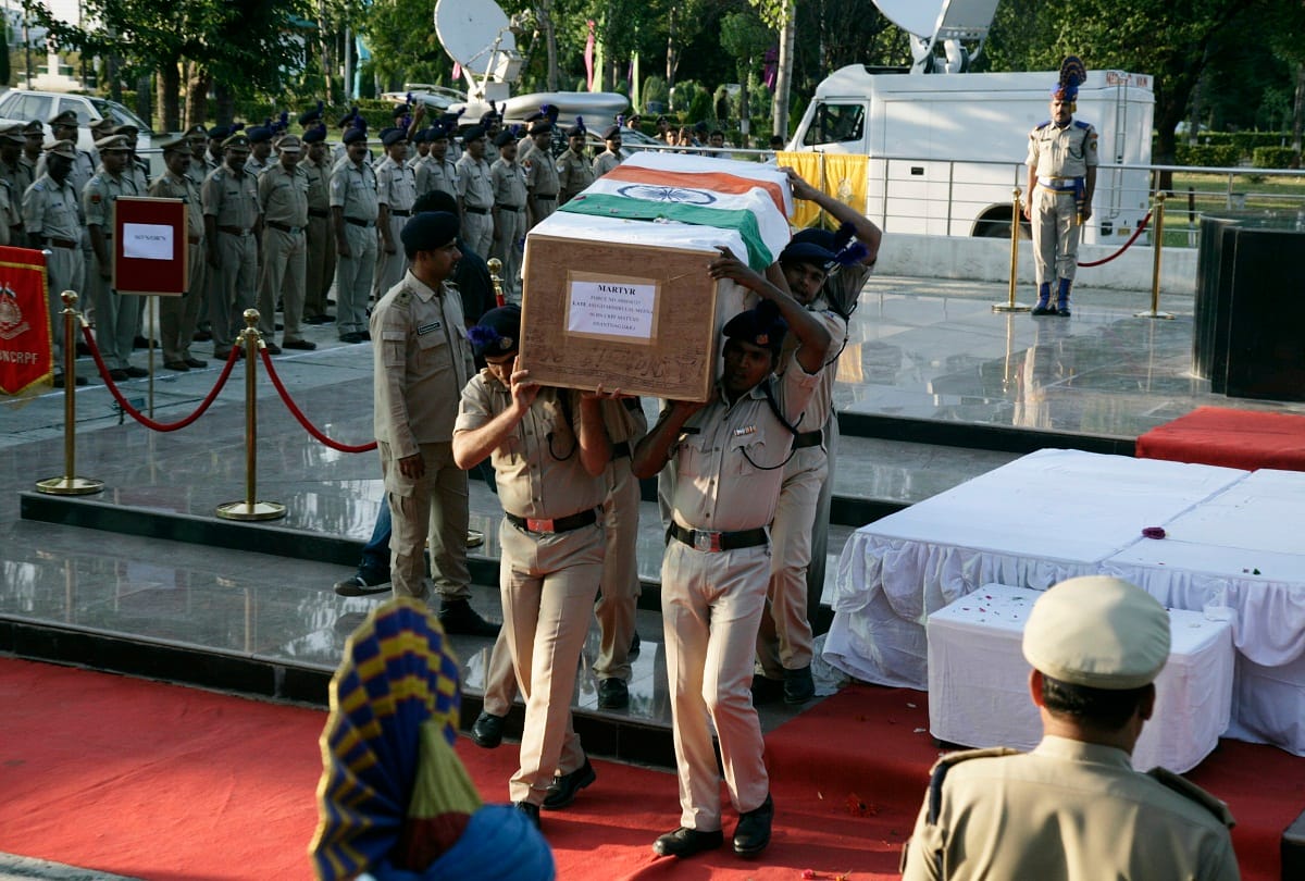CRPF paid tribute to the two soldiers who were martyred in Anantnag attack jammu and kashmir 