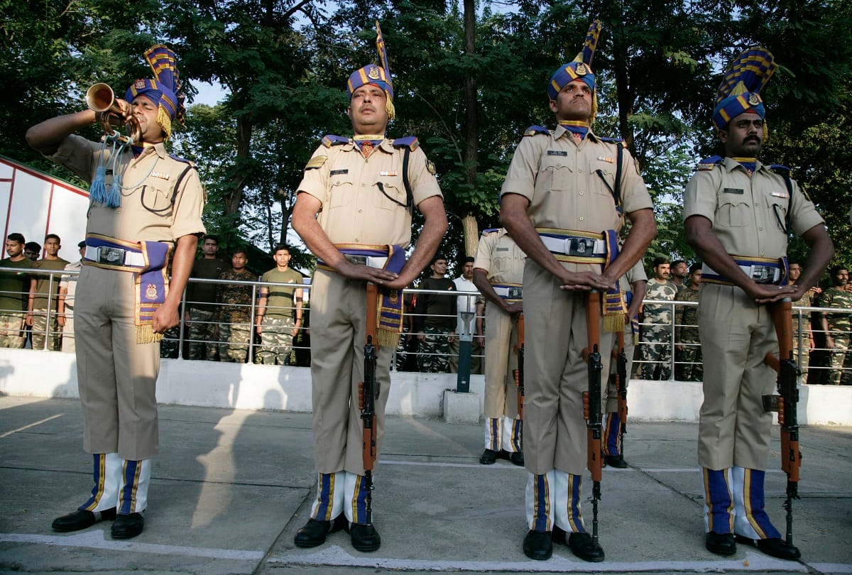 CRPF paid tribute to the two soldiers who were martyred in Anantnag attack jammu and kashmir 