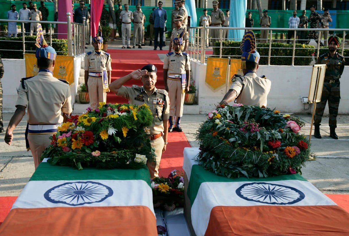 CRPF paid tribute to the two soldiers who were martyred in Anantnag attack jammu and kashmir 