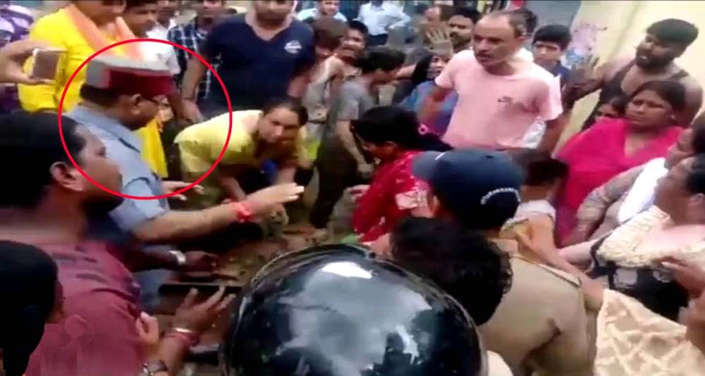 angry public throw mud on bjp mla at dehradun