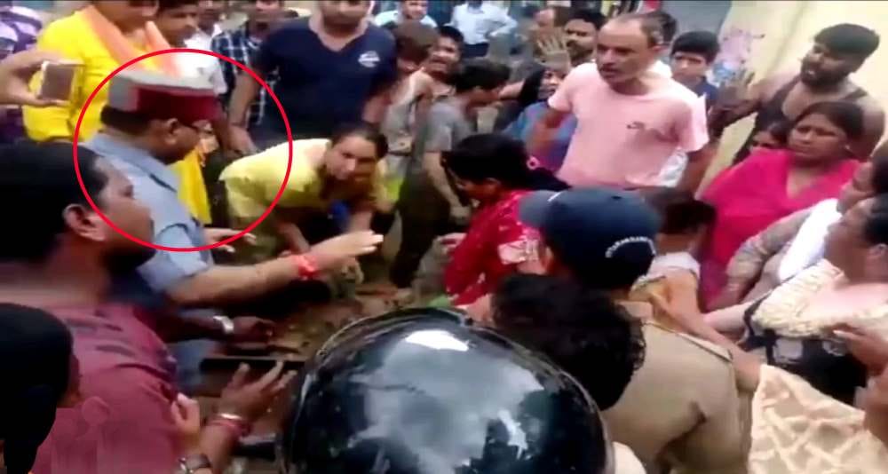 angry public throw mud on bjp mla at dehradun