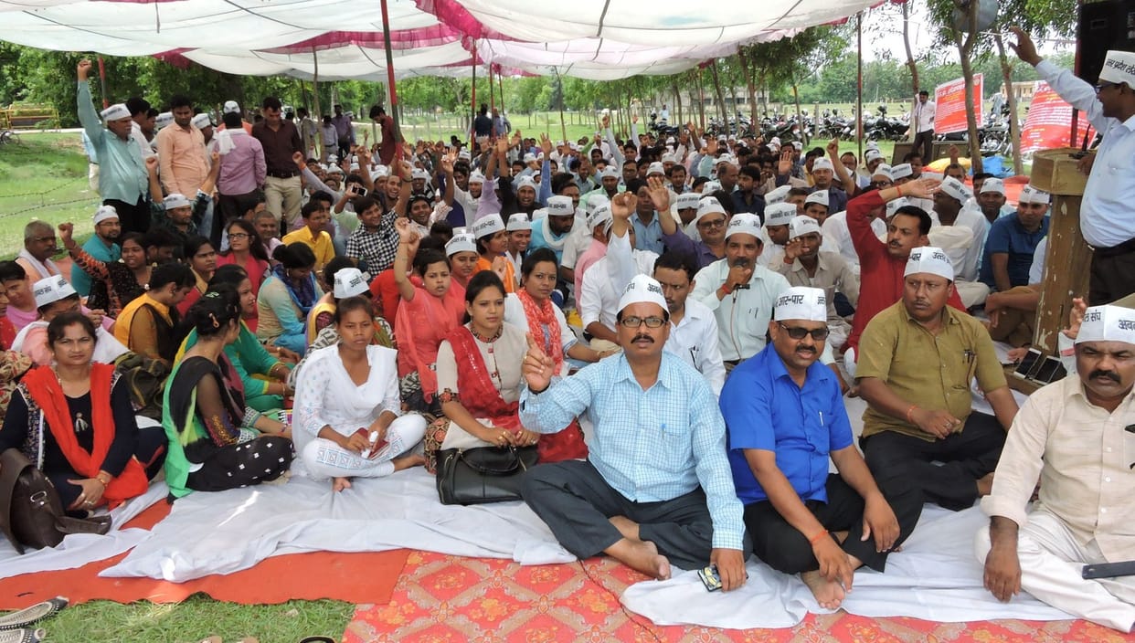 300 नए लेखपालों को बर्खास्तगी का नोटिस 