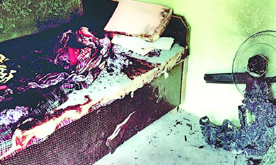 उठो दीदी- घर में आग लग गई है पर, नहीं उठ पाई अंशिका