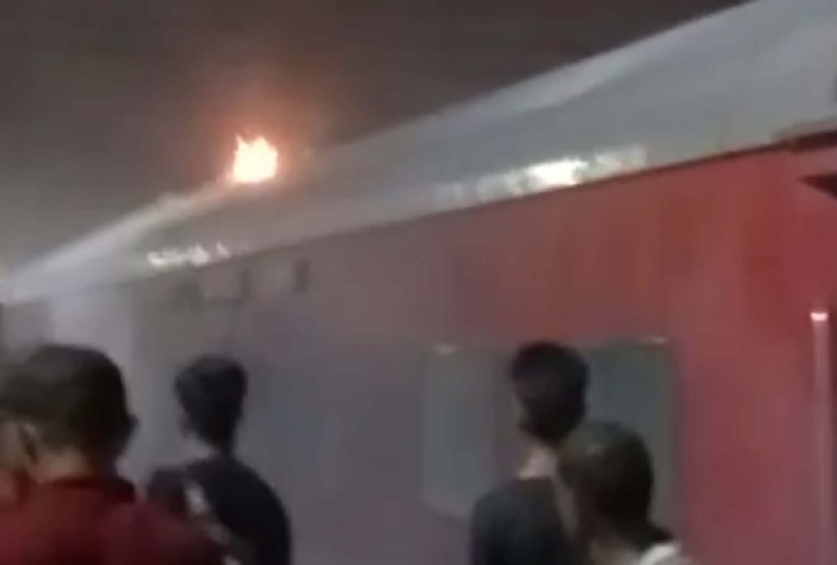 Fire Breaks Out in jammutavi Rajdhani Express in delhi