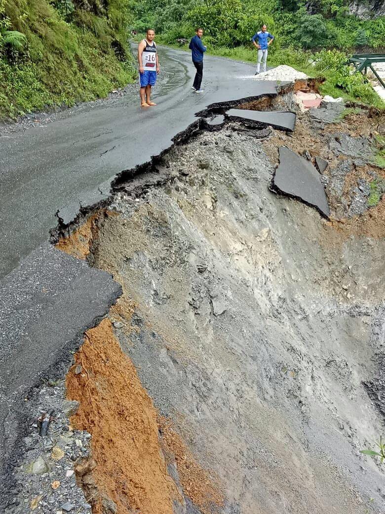 uttarakhand weather river level high, road swept in munsyari