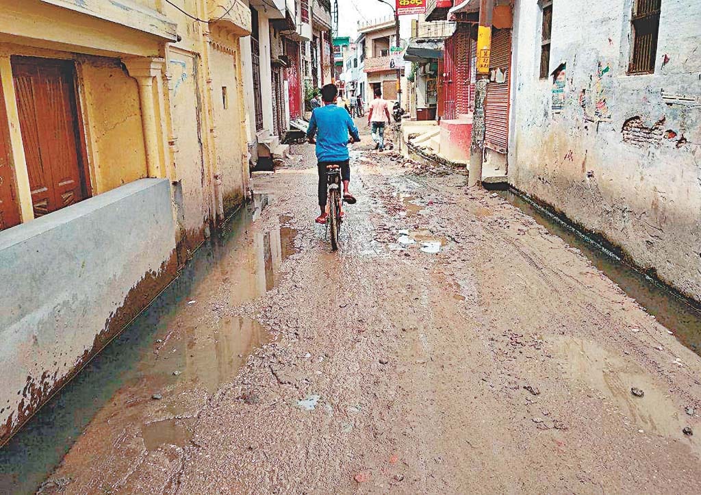some where sewer somewhere garbage in amroha, people are facing a big problem