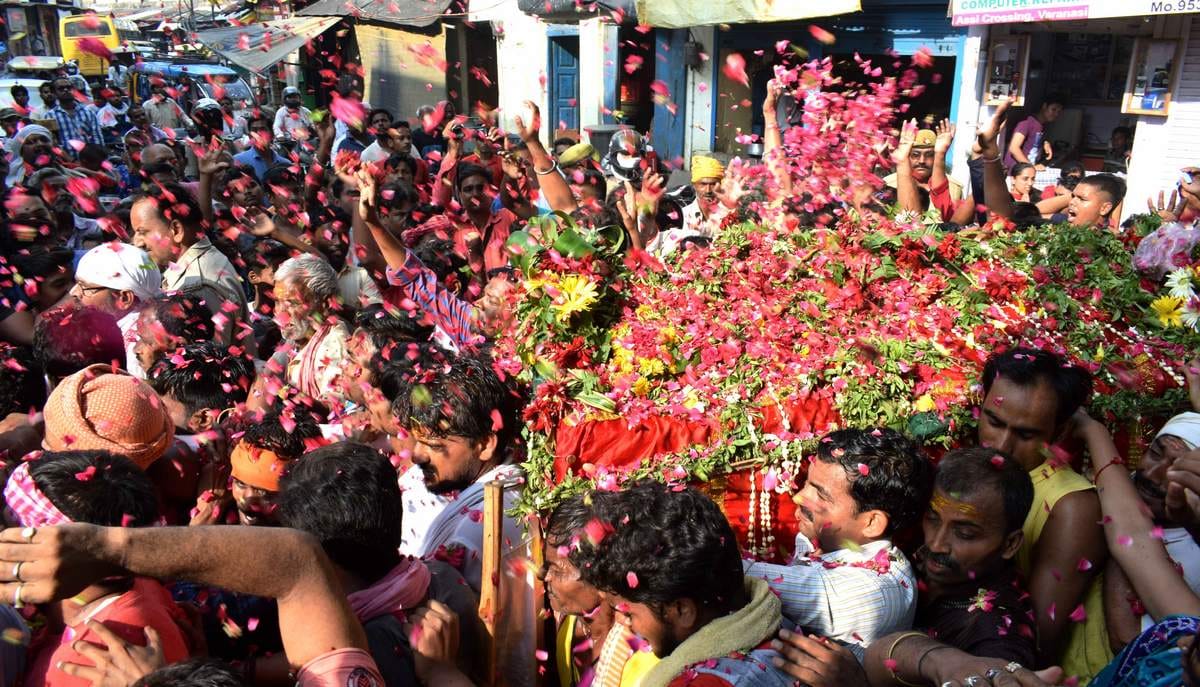 Lord jagannath rath yatra in varansi devotee worship his god