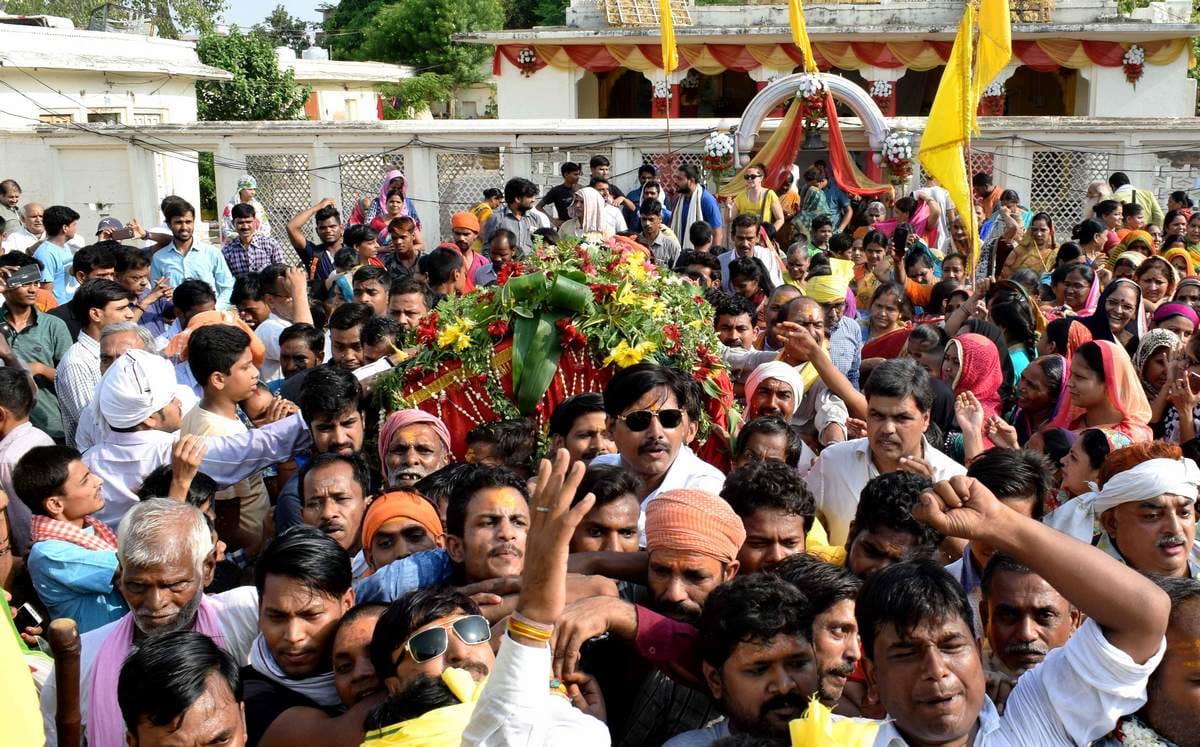 Lord jagannath rath yatra in varansi devotee worship his god